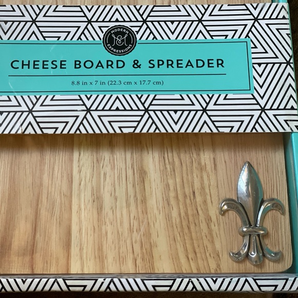 Wood Cheese Board & Spreader (8.8 x 7 in) - Picture 9 of 11